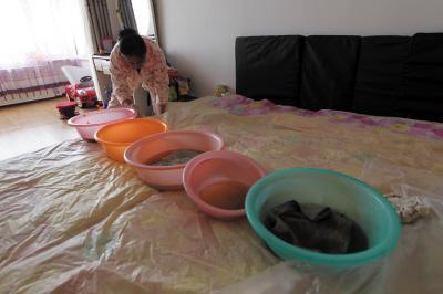 蒙自楼上漏水，住户失联，小区没物管，业主维权难！律师来支招……